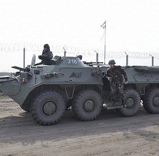 Páncélost vezényelt Baranyába a honvédség, nagy segítséget jelenthet a mentéseknél