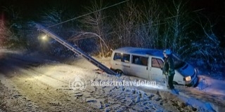 Elakadt járművekhez riasztották a tűzoltókat Baranyában