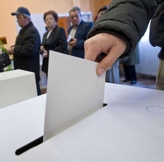 Alapjogokért Központ: állandósult a kormánypártok stabil előnye a Tisza Párttal szemben