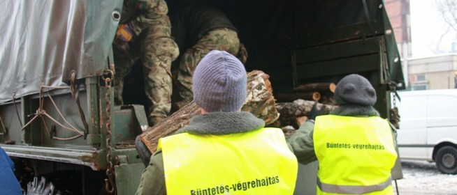 Célba értek az első ingyenes tűzifaszállítmányok - Fogvatartottak is segítik a munkát