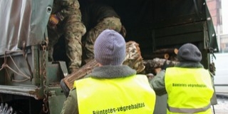 Célba értek az első ingyenes tűzifaszállítmányok - Fogvatartottak is segítik a munkát