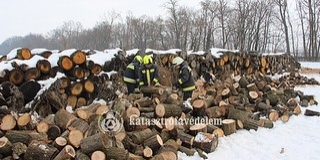 Baranyában három helyen is fát vágnak a tűzoltók