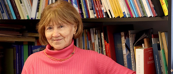 Őriné dr. Fodor Márta újra megtalálta és közkinccsé tette Pécs elfeledett, címerpajzsos kőleletét