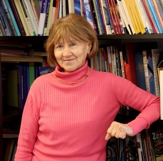 Őriné dr. Fodor Márta újra megtalálta és közkinccsé tette Pécs elfeledett, címerpajzsos kőleletét