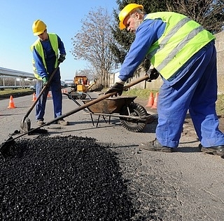 Indul a kátyúzási nagyüzem a baranyai utakon: a hét összes napján dolgoznak