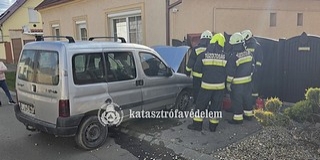 Családi ház kapujába hajtott egy autó Mohácson