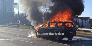 Az út közepén lángolt egy autó Pécsett