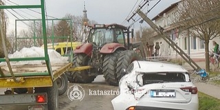 Oszlopot döntött egy traktor, áram nélkül maradt az utca