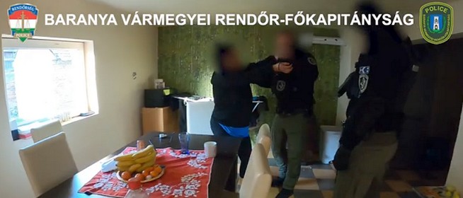 Milliókat csalt ki egy pécsi pár idősektől, aztán jöttek a kommandósok - Videó!