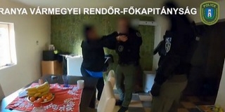 Milliókat csalt ki egy pécsi pár idősektől, aztán jöttek a kommandósok - Videó!