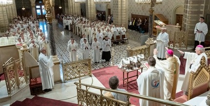 Felföldi László celebrálja az olajszentelési szentmisét Felföldi László celebrálja az olajszentelési szentmisét