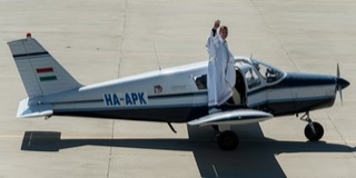 Kisrepülőn érkezett meg az Oltáriszentség Pécsre