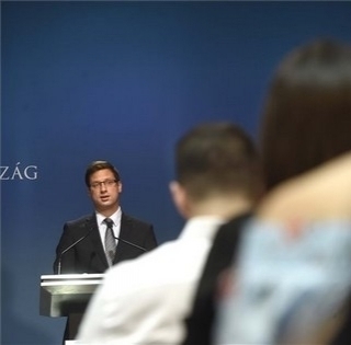 Beintett a kormány Brüsszelnek, marad a rezsicsökkentés és a védett üzemanyagár