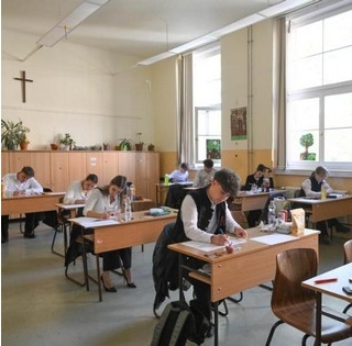 Csaknem nyolcvanezren tettek érettségi vizsgát hétfőn magyar nyelv és irodalomból