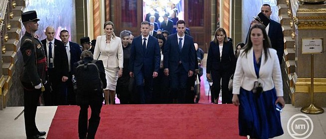 Megkezdődött az Országgyűlés alakuló ülése, ma esküt tesz Magyar Péter