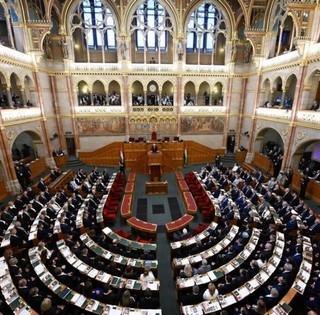 Napi menü: megalakul az új kormány, ülést tart a parlament, esküt tesznek a miniszterek