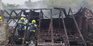 Gázpalack is robbant, lángolt egy ház Baranyában