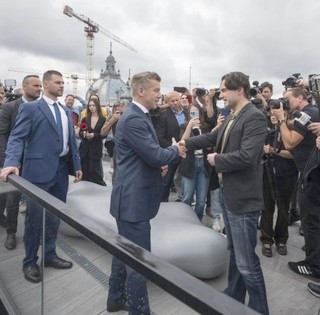 Havasi Bertalan Magyar Péternek a Karmelitában: a gatyámnál fogva kilógathatsz