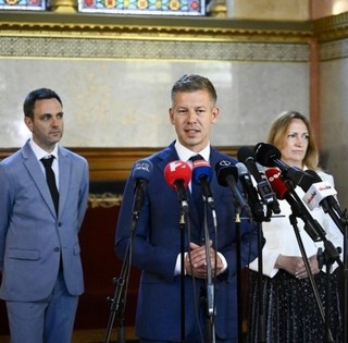 Magyar Péter: csökken a kormánytagok, a képviselők és a polgármesterek fizetése