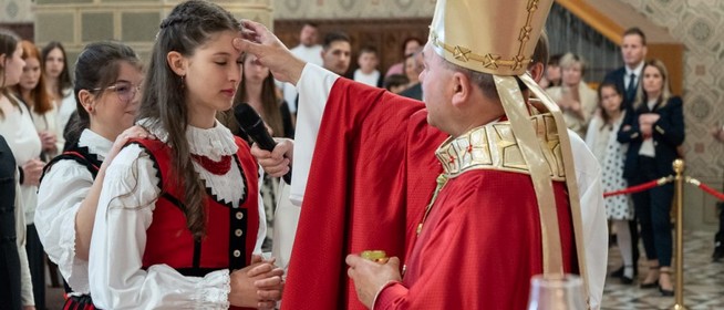 Bérmálással ünnepelték a pünkösdöt a székesegyházban - Krisztus számít rátok!
