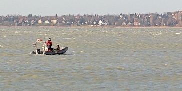 Folytatják a Balatonban a keresést