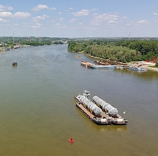 Gigantikus szállítmány érkezett a Dunán, Mohácsnál vesztegel a konvoj