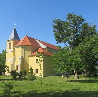 Az aszály szorításában is gyönyörű a máriakéméndi kegytemplom parkja
