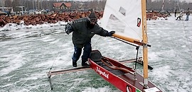 Befagyott a Balaton: jégvitorlázók