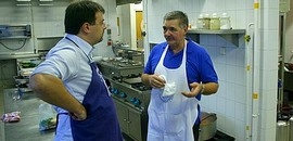 Merlot pohárban és főzőedényben