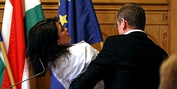 Bejárta a világot a szóvivő ájulása Bejárta a világot a szóvivő ájulása