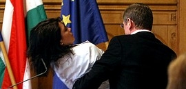 Bejárta a világot a szóvivő ájulása