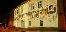 Fényfestés a Zsolnay Múzeum falán Fényfestés a Zsolnay Múzeum falán