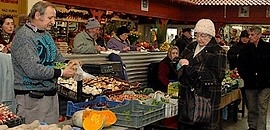 Csarnok, buszállomás: parkolópályán Csarnok, buszállomás: parkolópályán