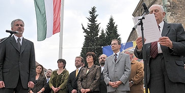 Polgármesterét avatta Pécs a főtéren Polgármesterét avatta Pécs a főtéren