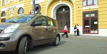 Adózni kellene a képviselők ingyenes pécsi parkolójegyei után Adózni kellene a képviselők ingyenes pécsi parkolójegyei után