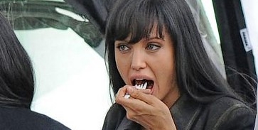 Angelina Jolie-t tortával tömik Angelina Jolie-t tortával tömik