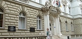 Milliók folynak ki az EKF-központból