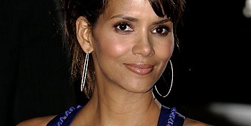 Halle Berry a neten keres barátokat Halle Berry a neten keres barátokat