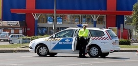Nem találtak bombát az áruházakban, zavartalan a forgalom