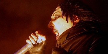 Manson miatt tiltakozik az egyház Manson miatt tiltakozik az egyház