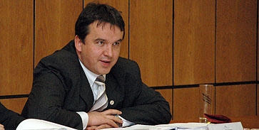 „Politikai kufárkodás folyik itt „Politikai kufárkodás folyik itt