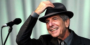 Leonard Cohen elájult a színpadon Leonard Cohen elájult a színpadon