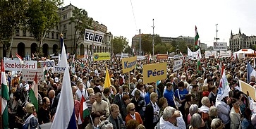 Ezrek tiltakoztak a Kossuth téren Ezrek tiltakoztak a Kossuth téren