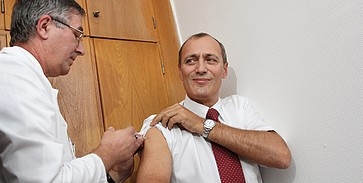 H1N1: beoltatta magát Székely Tamás H1N1: beoltatta magát Székely Tamás