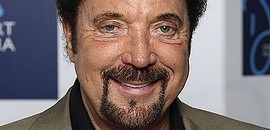 Tévét és bort kért Pestre Tom Jones