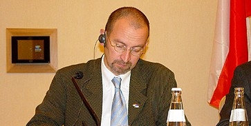Az ellenfél oldalára állt volna?
