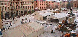 Sátrakkal fedték be a Széchenyi teret