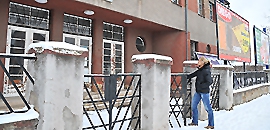 PEAC-csarnok: egymásra mutogatás