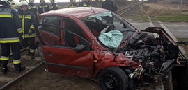 Mozdonnyal ütközött egy autó