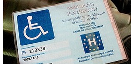 Háromból egy autó rokkant-kártyás